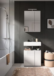 Moderner Spiegelschrank in einem stilvollen Badezimmer, frontal betrachtet, mit integriertem Licht über einem Waschbecken.