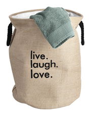 Wäschesammler aus natürlicher Jute mit schwarzem Schriftzug 'live. laugh. love.' und schwarzem Seilgriff, Vorderansicht.