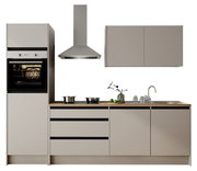 Moderne keukenblok in neutrale tinten met ingebouwde oven, afzuigkap, kookplaat, spoelbak en bovenkast, gezien van voren.