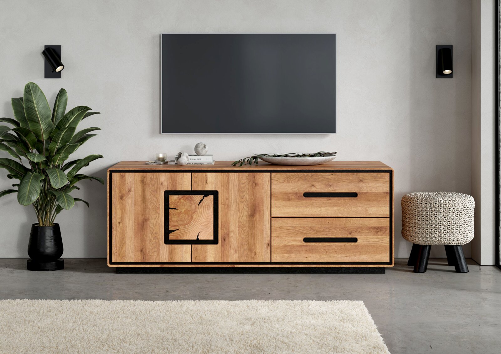 Landscape TV-Lowboard I BRIXEN Modernes TV-Lowboard aus hellem Holz mit schwarzen Griffen und Metallrahmen, frontal aus Augenhöhe im Wohnzimmer-Setting unter einem wandmontierten Fernseher