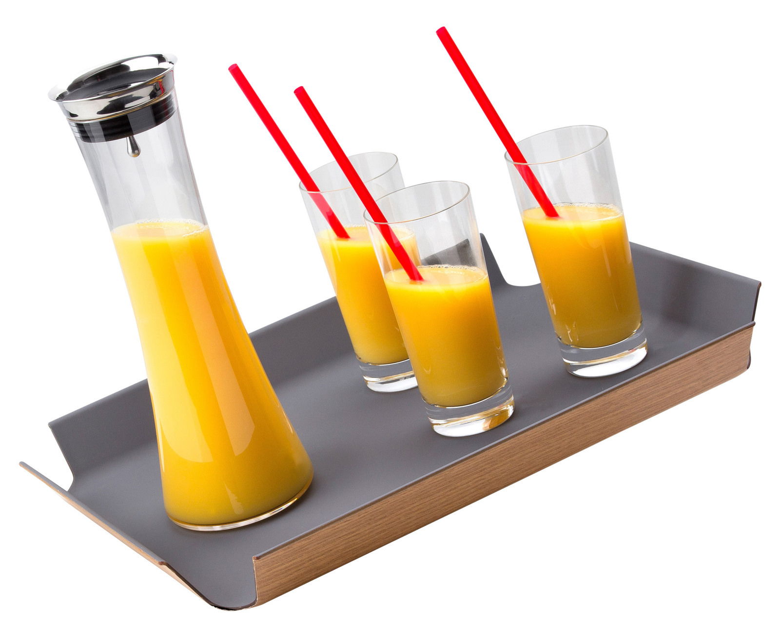 Graues, rutschfestes Tablett mit Holzrand, darauf eine Glaskaraffe und drei Gläser mit Orangensaft und roten Strohhalmen, aus leicht schräger Perspektive fotografiert.