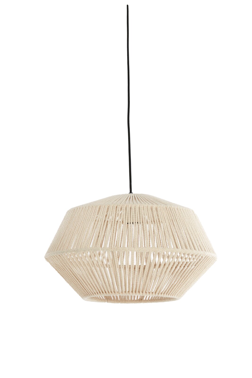 Frontaal aanzicht van een hanglamp met geometrische kap van naturel koord en een zwart snoer tegen een witte achtergrond