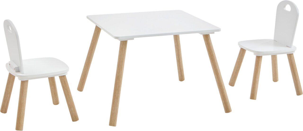 Weißes Kinder-Tisch- und Stuhlset im skandinavischen Design mit helzfarbenen Holzbeinen, bestehend aus einem rechteckigen Tisch und zwei Stühlen, freigestellt auf weißem Hintergrund, Perspektive: leicht schräg von vorne.