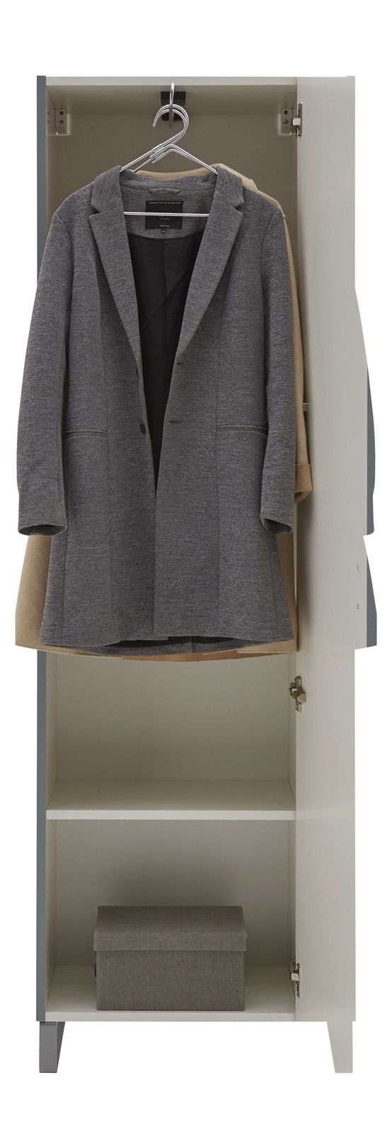 Garderobenschrank mit geöffneter Tür, zeigt einen grauen Blazer auf einem Kleiderbügel und eine Aufbewahrungsbox im unteren Fach. Frontalansicht.