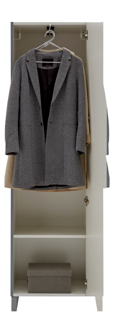 Garderobenschrank mit geöffneter Tür, zeigt einen grauen Blazer auf einem Kleiderbügel und eine Aufbewahrungsbox im unteren Fach. Frontalansicht.
