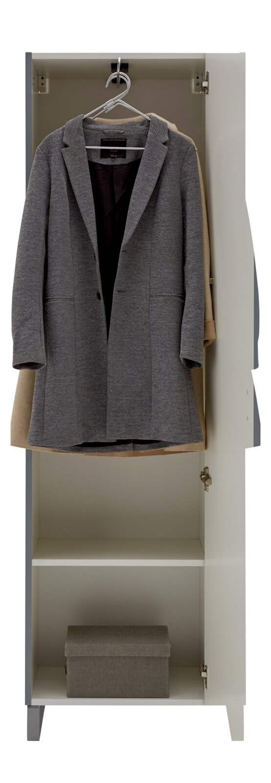 Garderobenschrank mit geöffneter Tür, zeigt einen grauen Blazer auf einem Kleiderbügel und eine Aufbewahrungsbox im unteren Fach. Frontalansicht.