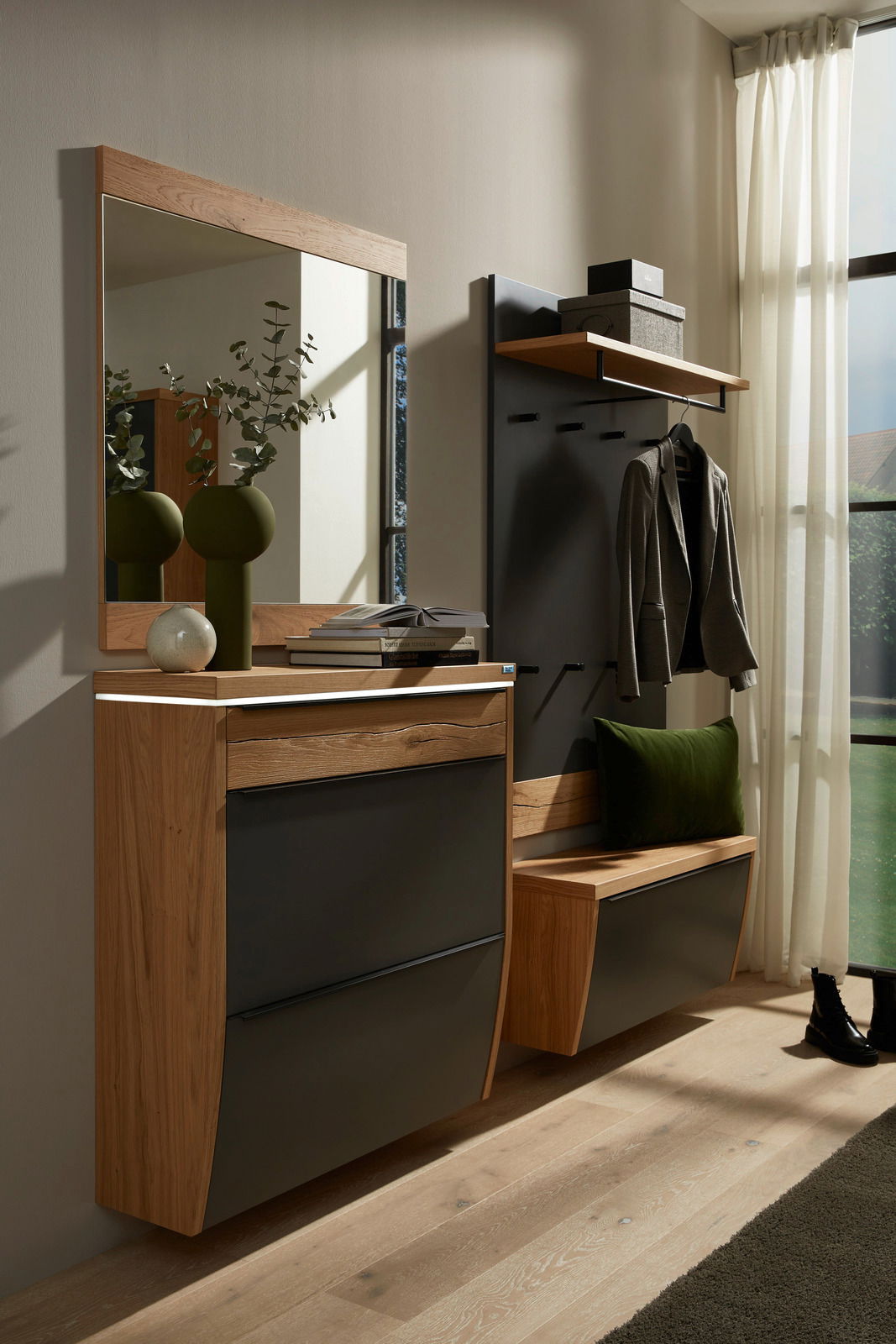 Moderne Garderobeneinrichtung mit Spiegel, Hängeschuhschrank und Garderobenpaneel in Holzoptik, seitliche Perspektive