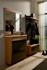 Moderne Garderobeneinrichtung mit Spiegel, Hängeschuhschrank und Garderobenpaneel in Holzoptik, seitliche Perspektive