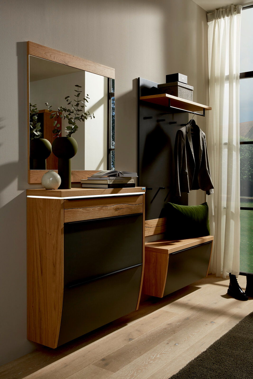 Moderne Garderobeneinrichtung mit Spiegel, Hängeschuhschrank und Garderobenpaneel in Holzoptik, seitliche Perspektive