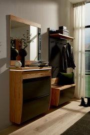 Moderne Garderobeneinrichtung mit Spiegel, Hängeschuhschrank und Garderobenpaneel in Holzoptik, seitliche Perspektive