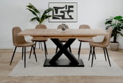 Moderner Esstisch mit Holzplatte und schwarzem X-förmigem Metallgestell, umgeben von sechs beigen Stühlen, aus der Frontalperspektive fotografiert.