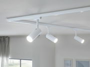 Dreifacher Schienenspot Tubo in modernem Design, an der Decke montiert, mit leuchtenden LED-Lampen, seitliche Perspektive.
