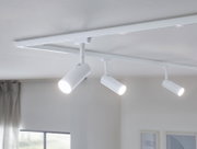 Drievoudige railspot Tubo in modern design, aan het plafond gemonteerd, met heldere ledlampen, zijaanzicht.