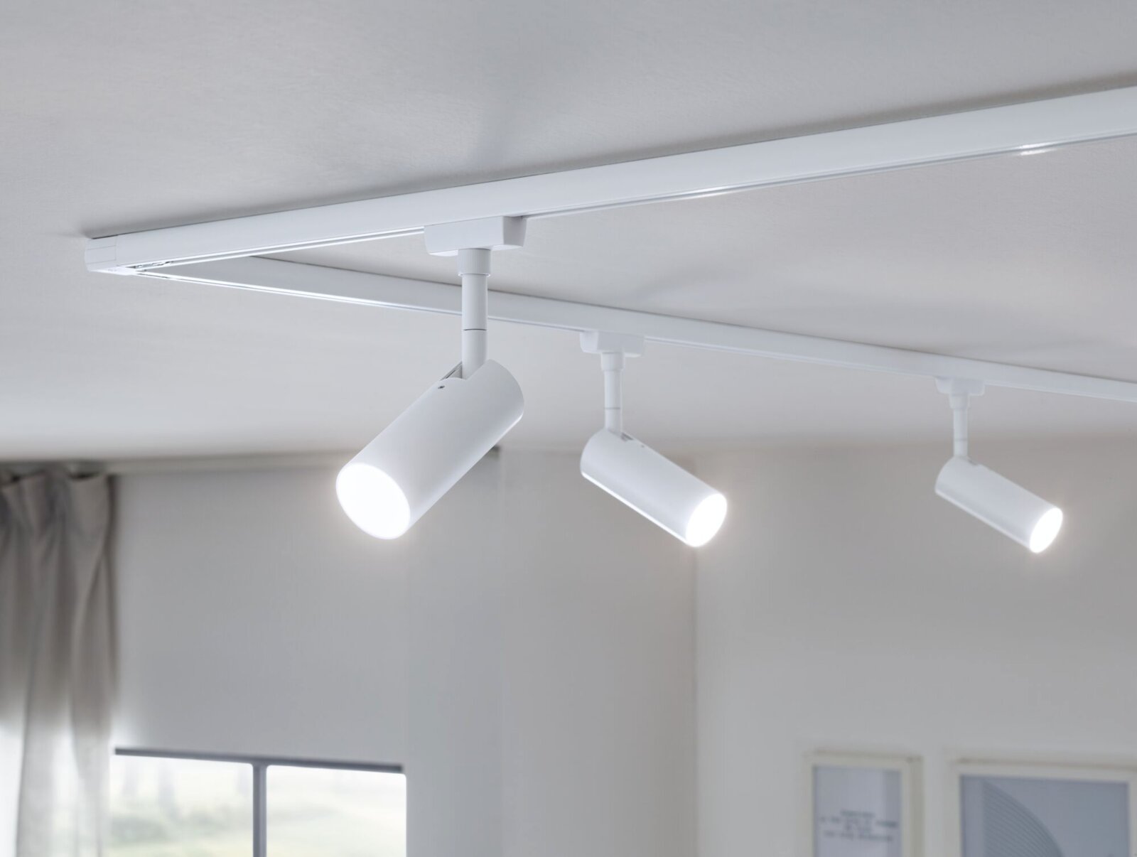 PAULMANN Schienenspot Tubo URail Dreifacher Schienenspot Tubo in modernem Design, an der Decke montiert, mit leuchtenden LED-Lampen, seitliche Perspektive.