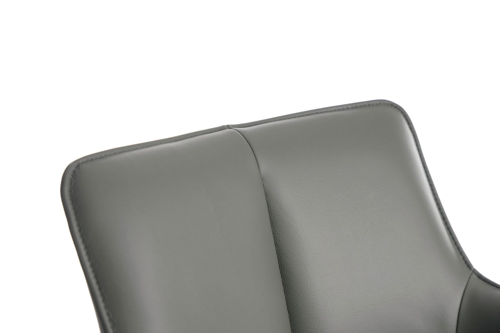 Nahaufnahme der Rückenlehne eines Barhockers mit grauem Lederbezug, perspektivisch von vorne aufgenommen.