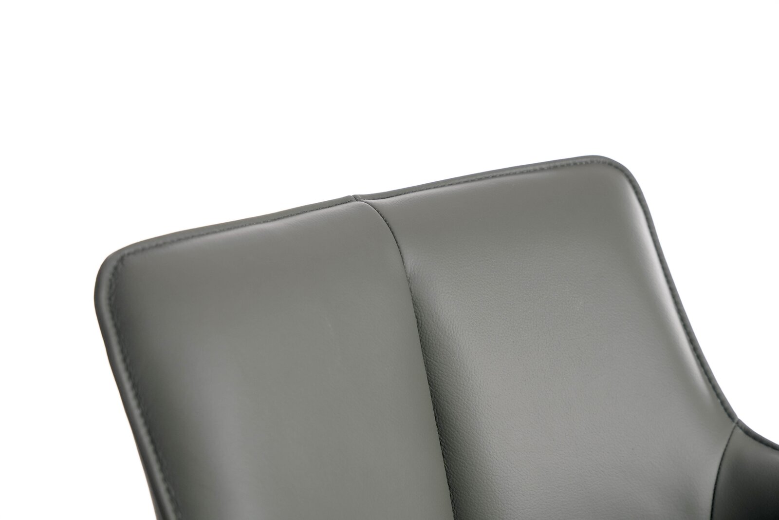 Nahaufnahme der Rückenlehne eines Barhockers mit grauem Lederbezug, perspektivisch von vorne aufgenommen.