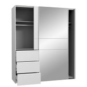 Schwebetürenschrank mit zwei Türen, einer davon mit Spiegel, in geöffneter Perspektive. Links sind drei Schubladen und ein offenes Fach sichtbar.