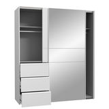 Schwebetürenschrank mit zwei Türen, einer davon mit Spiegel, in geöffneter Perspektive. Links sind drei Schubladen und ein offenes Fach sichtbar.
