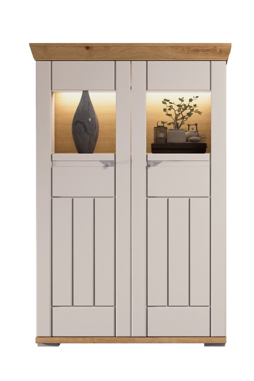 Frontansicht eines modernen Highboards mit Holzdetails und beleuchteten Fächern, dekoriert mit einer Vase und Pflanzen.