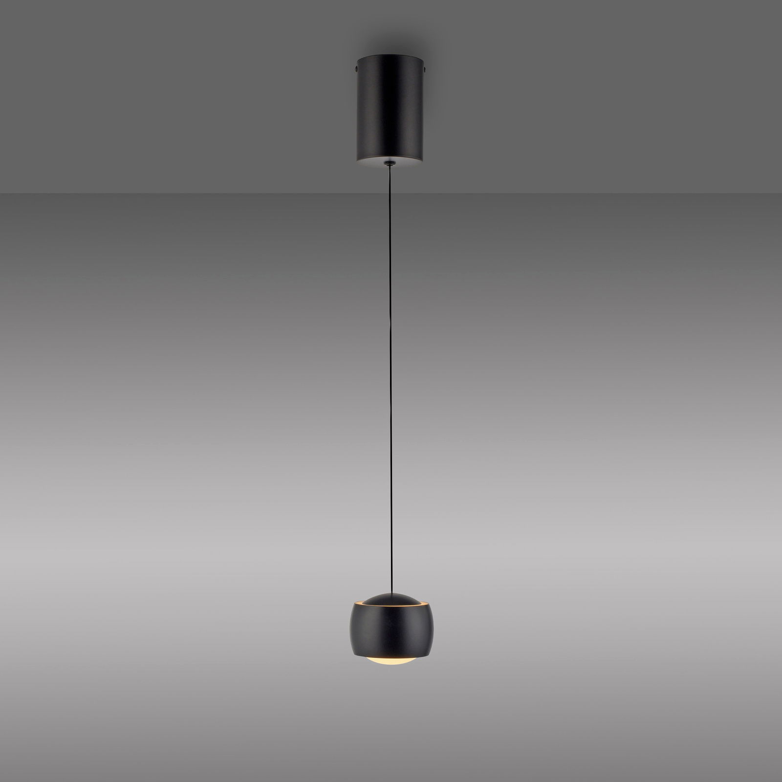 Moderne schwarze Pendelleuchte mit zylindrischem Schirm, von der Decke hängend, seitliche Perspektive