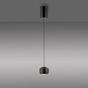 Moderne schwarze Pendelleuchte mit zylindrischem Schirm, von der Decke hängend, seitliche Perspektive