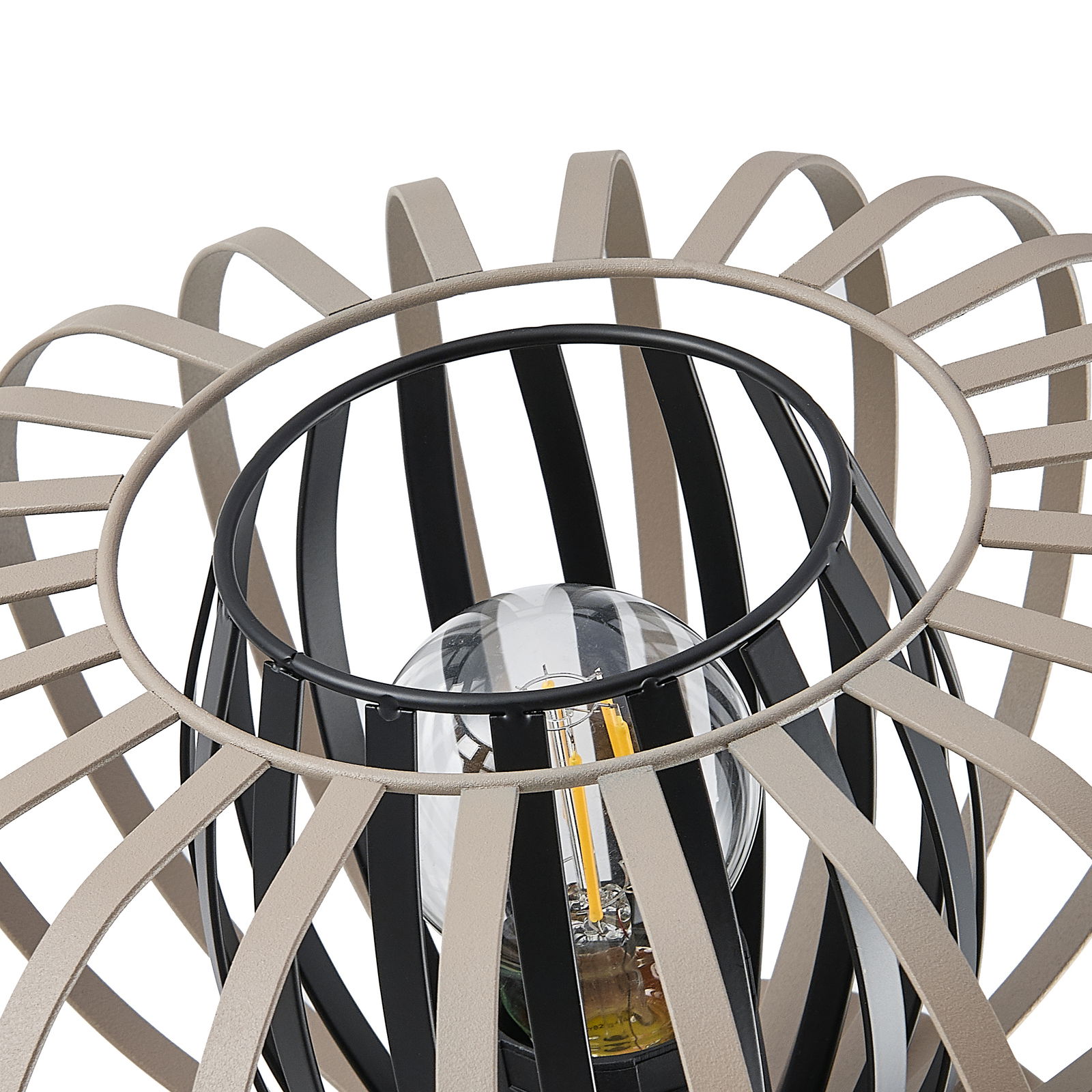 Nahaufnahme einer modernen Tischleuchte mit einem dekorativen, offenen Design aus schwarzen und beigen Streben, die eine Glühbirne umgeben. Perspektive von oben.