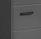 Nahaufnahme eines grauen Schranks mit modernem, schwarzem Griff, seitliche Perspektive