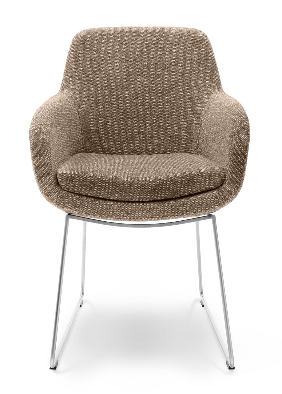 Frontansicht eines modernen Armlehnstuhls mit braunem Stoffbezug und schlanken Metallbeinen.