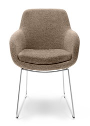 Frontansicht eines modernen Armlehnstuhls mit braunem Stoffbezug und schlanken Metallbeinen.