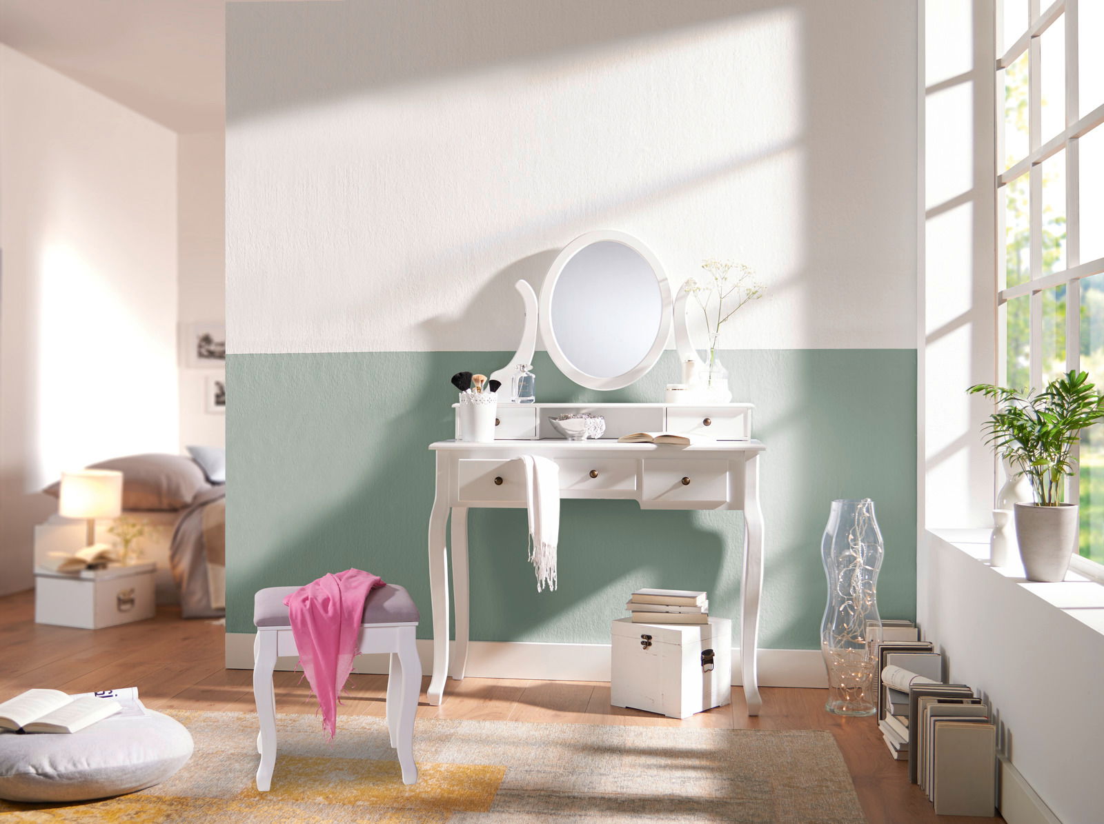 Landscape Schminktisch CLARA Weißer Schminktisch mit ovalem Spiegel und Hocker in einem hellen Raum, seitliche Perspektive