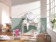 Weißer Schminktisch mit ovalem Spiegel und Hocker in einem hellen Raum, seitliche Perspektive