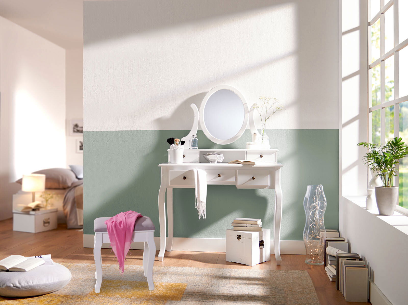 Landscape Schminktisch CLARA Weißer Schminktisch mit ovalem Spiegel und Hocker in einem hellen Raum, seitliche Perspektive