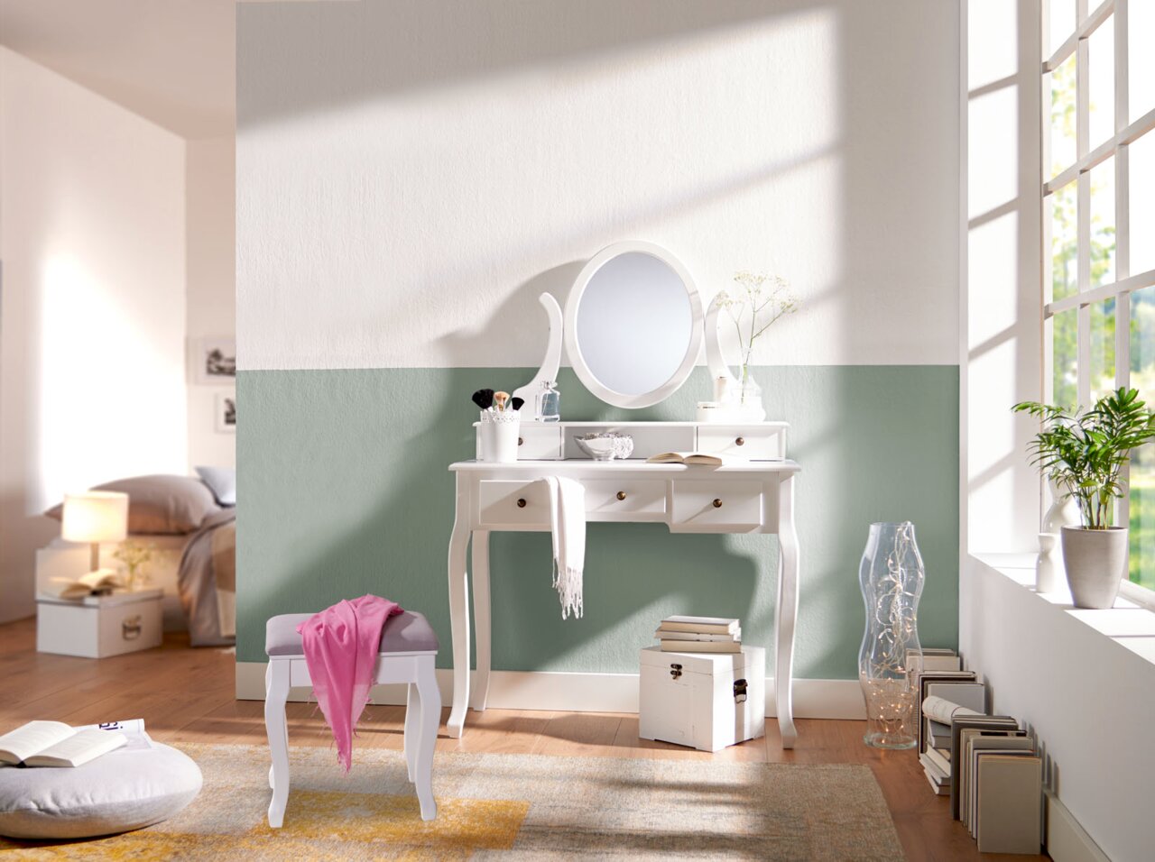 Weißer Schminktisch mit ovalem Spiegel und Hocker in einem hellen Raum, seitliche Perspektive