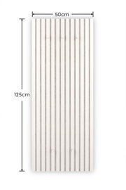 Weiße Wandpaneel-/Akustikpaneel-Platte mit vertikalen Lamellen, 50 cm breit und 125 cm hoch, mit sichtbaren Befestigungspunkten; frontale Ansicht von vorn.