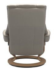 Rückansicht eines beigen Stressless Einzelsessels MAYFAIR mit Holzgestell.