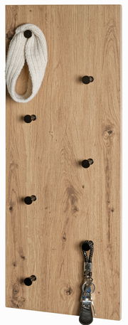 Holzoptik Wandgarderobe mit schwarzen Haken, frontal fotografiert, mit Schal und Schlüsselanhänger.