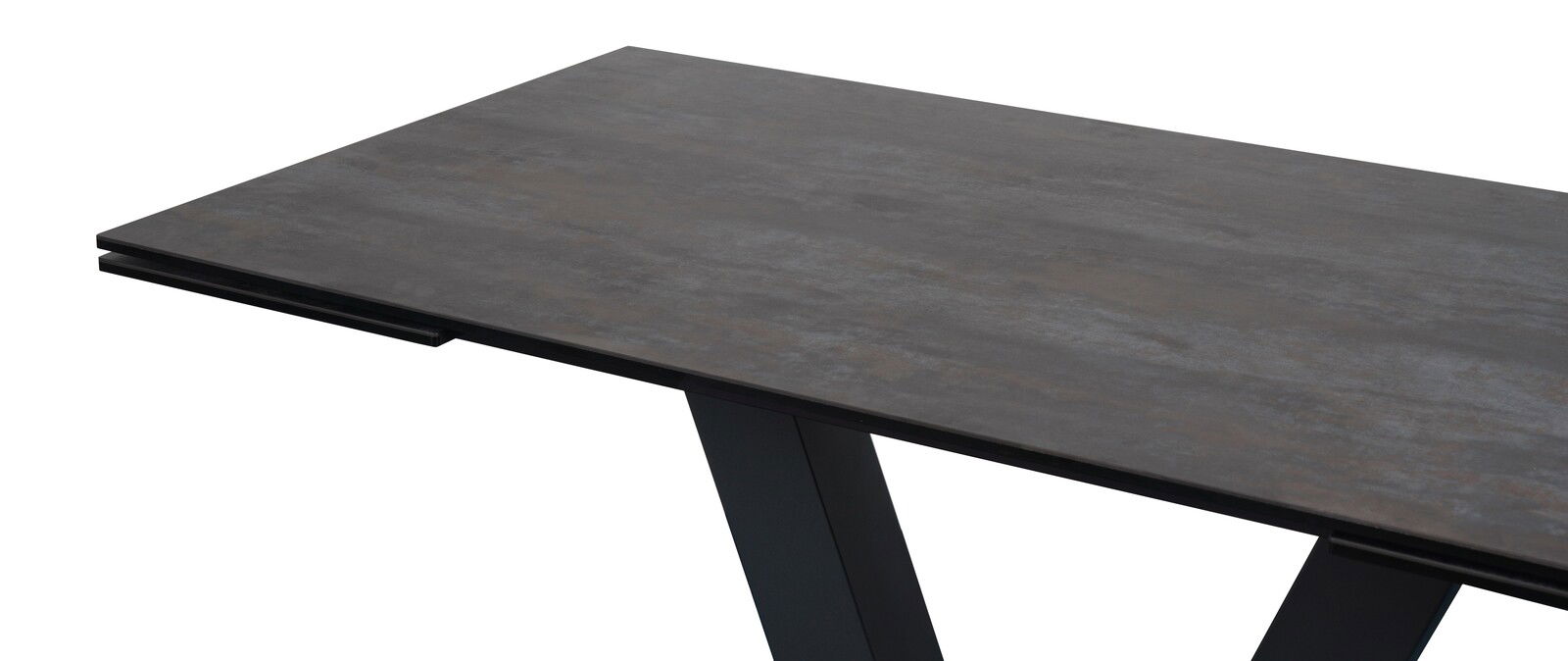 Moderner Esstisch mit dunkler Tischplatte und schrägen Beinen, seitliche Perspektive