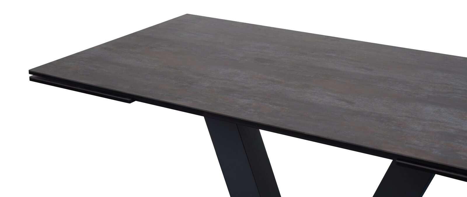 Moderner Esstisch mit dunkler Tischplatte und schrägen Beinen, seitliche Perspektive