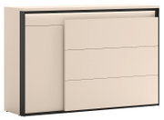 Beige dressoir/commode met zwarte omlijsting, links een kastdeur en rechts drie brede lades, getoond in schuin vooraanzicht.