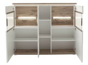 Offenes Highboard mit Holzoptik und weißen Türen, Innenansicht mit mehreren Regalfächern und LED-Beleuchtung, frontale Perspektive