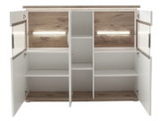 Offenes Highboard mit Holzoptik und weißen Türen, Innenansicht mit mehreren Regalfächern und LED-Beleuchtung, frontale Perspektive