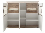 Offenes Highboard mit Holzoptik und weißen Türen, Innenansicht mit mehreren Regalfächern und LED-Beleuchtung, frontale Perspektive