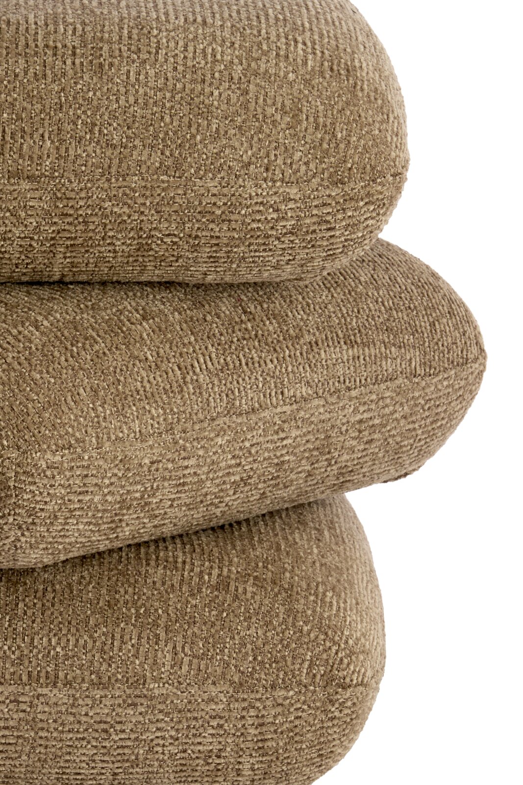 Detailansicht aus seitlicher Perspektive auf drei übereinanderliegende, abgerundete Polsterelemente mit strukturiertem Webstoff in warmem Beige-Braun