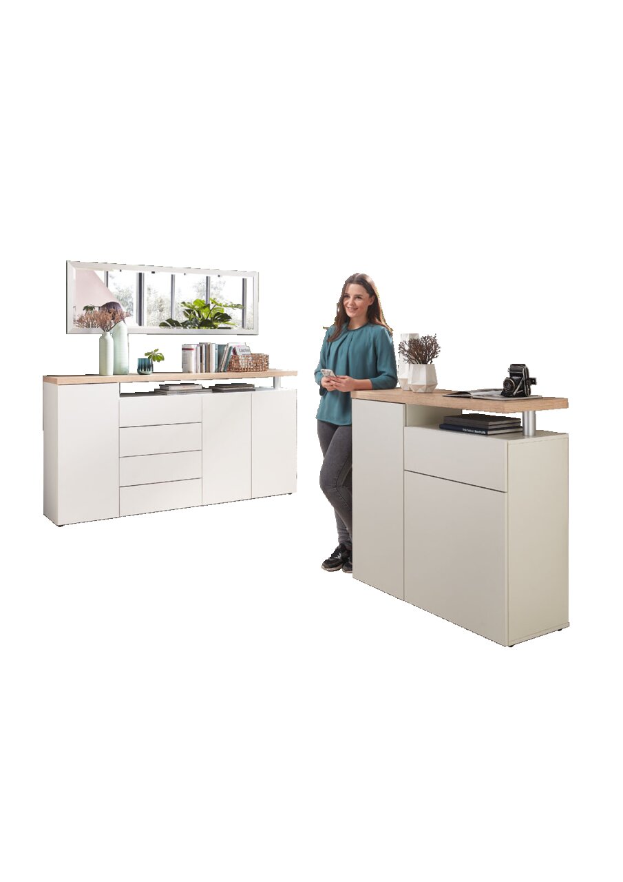 Landscape Wandregal NORA Moderner Wohnraum mit weißem Sideboard und Wandregal, dekoriert mit Pflanzen und Büchern, im Vordergrund eine Frau in entspannter Pose. Perspektive: seitlich von vorne.