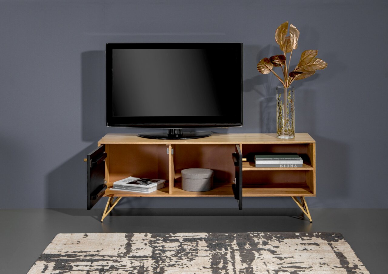 TV-Lowboard aus Holz mit offenen Türen, dekoriert mit einem Fernseher und einer Vase, frontal betrachtet.
