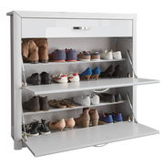 Moderner weißer Schuhschrank mit mehreren Klappfächern, gefüllt mit verschiedenen Schuhen, Frontalansicht.