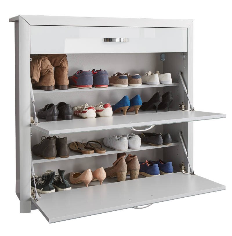 Moderner weißer Schuhschrank mit mehreren Klappfächern, gefüllt mit verschiedenen Schuhen, Frontalansicht.