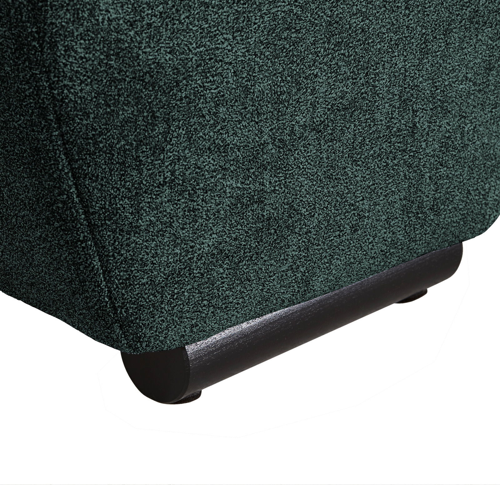 Nahaufnahme der unteren Ecke eines Big-Sofas mit dunkelgrünem Stoffbezug und schwarzen Füßen, seitliche Perspektive