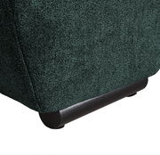 Nahaufnahme der unteren Ecke eines Big-Sofas mit dunkelgrünem Stoffbezug und schwarzen Füßen, seitliche Perspektive