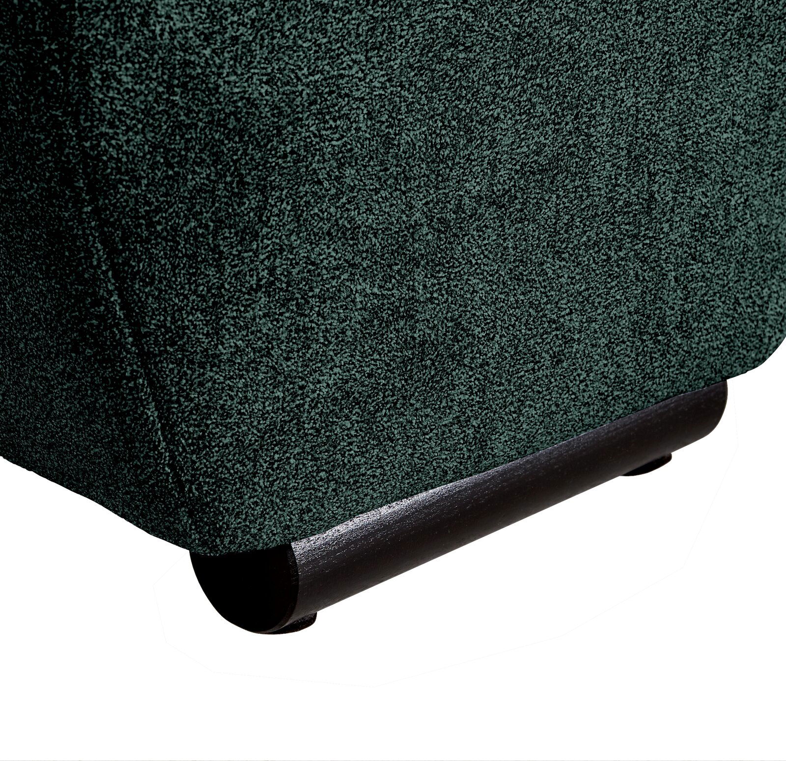 Nahaufnahme der unteren Ecke eines Big-Sofas mit dunkelgrünem Stoffbezug und schwarzen Füßen, seitliche Perspektive